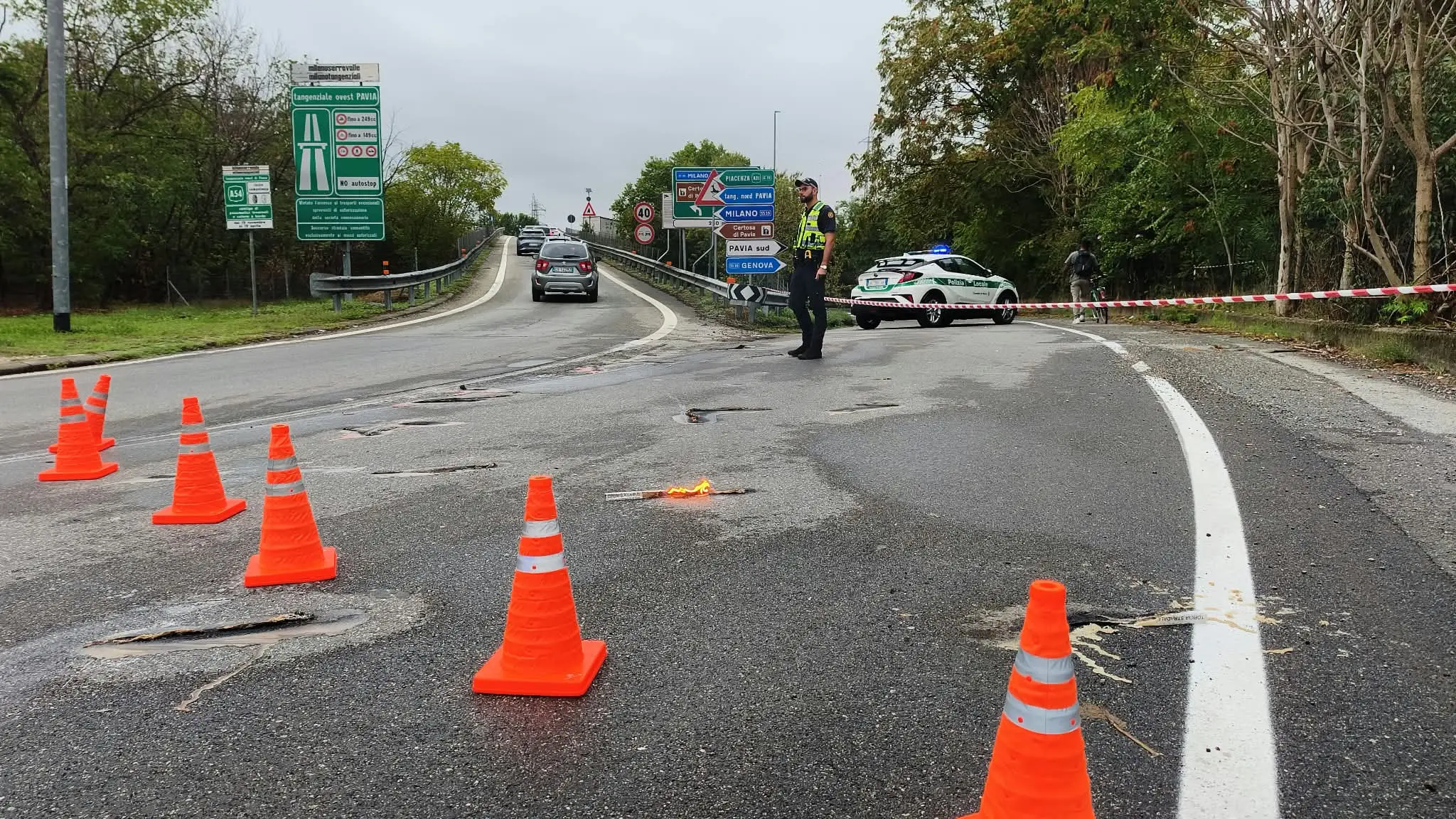 Temporali nella notte, a Pavia, sottopasso di viale Repubblica allagato e traffico deviato. Vigili del fuoco al lavoro in Lomellina